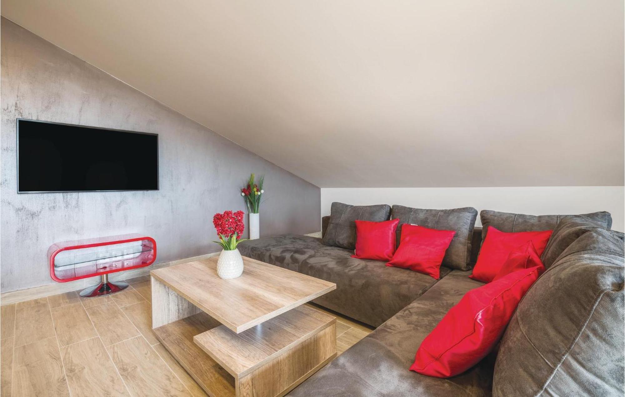Stunning Apartment In Pjescana Uvala With Wifi Buitenkant foto