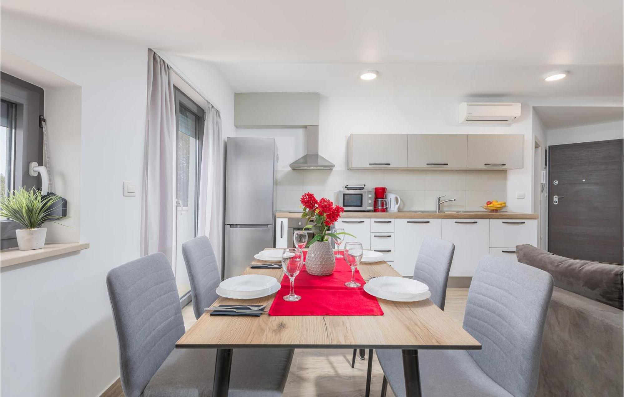 Stunning Apartment In Pjescana Uvala With Wifi Buitenkant foto