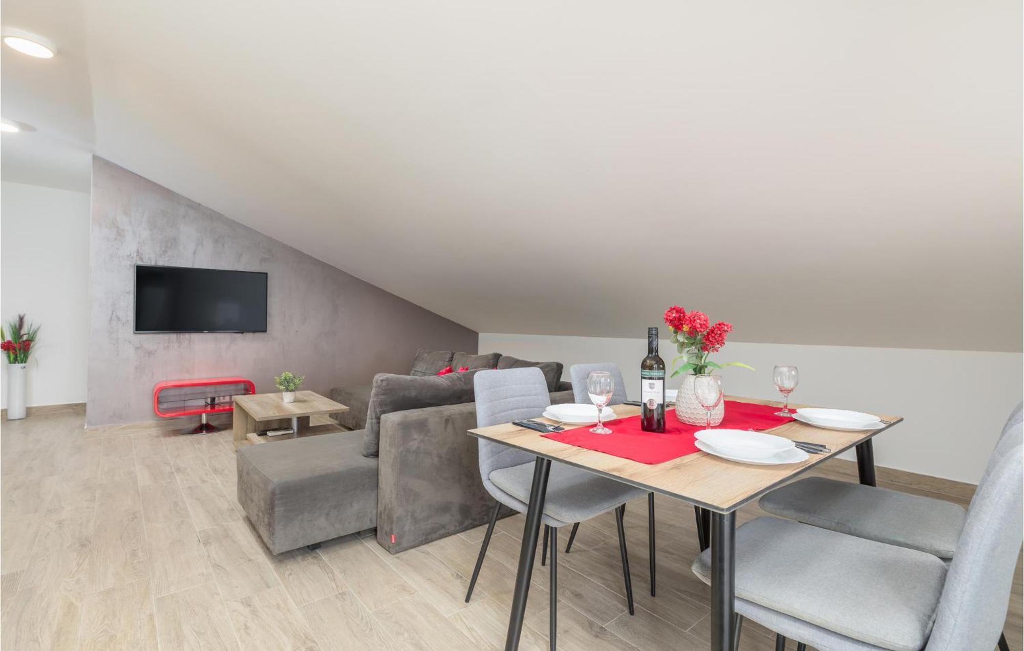 Stunning Apartment In Pjescana Uvala With Wifi Buitenkant foto